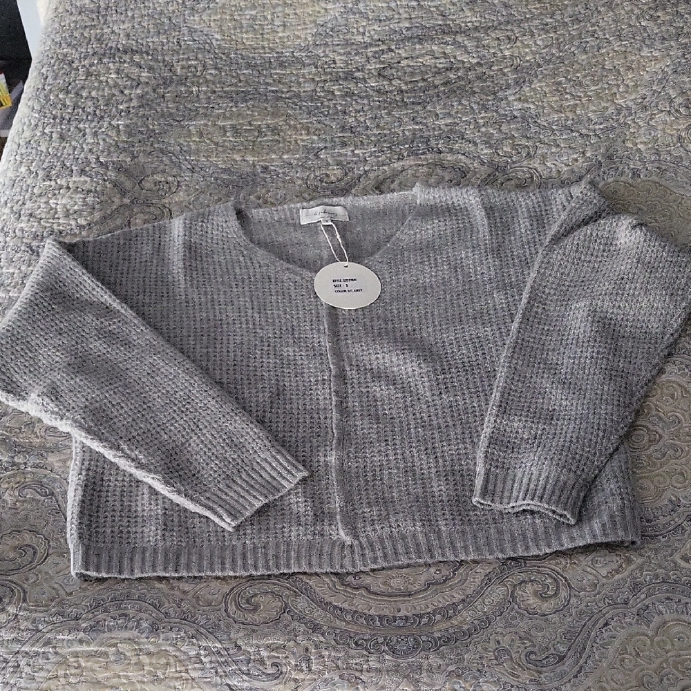 Elegant Women's V-Neck Sweater in Gray